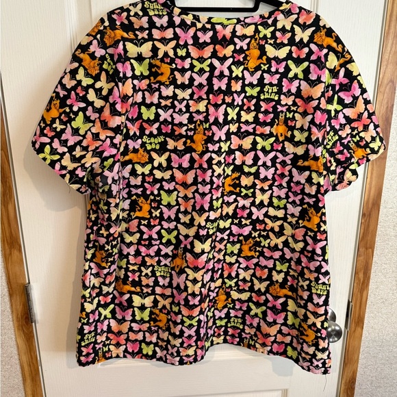 Scooby-Doo Butterfly Print Scrub Top - Picture 5 of 5
